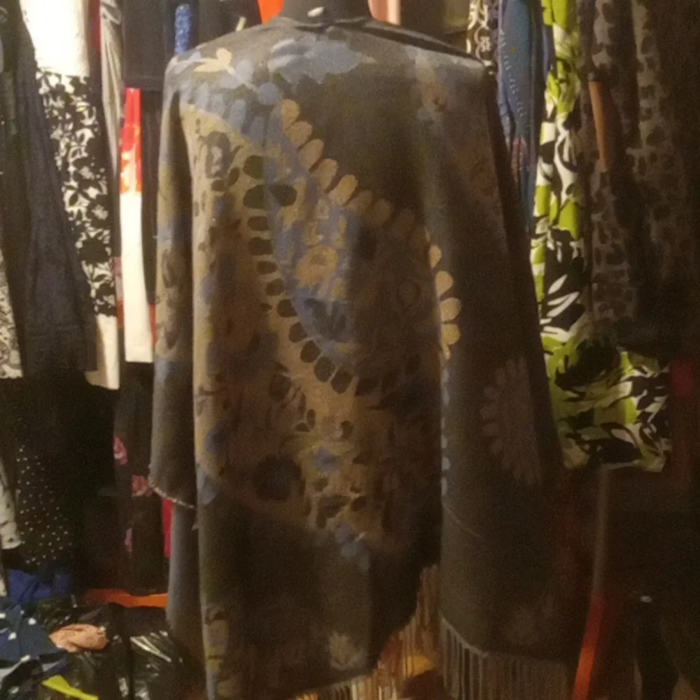 Accessory Poncho/ cardigan - Picture 2 of 4